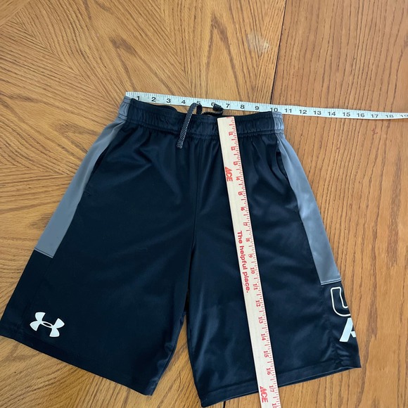 Under Armour Soccer Shorts Boys Youth Sz M gently used - Picture 2 of 6